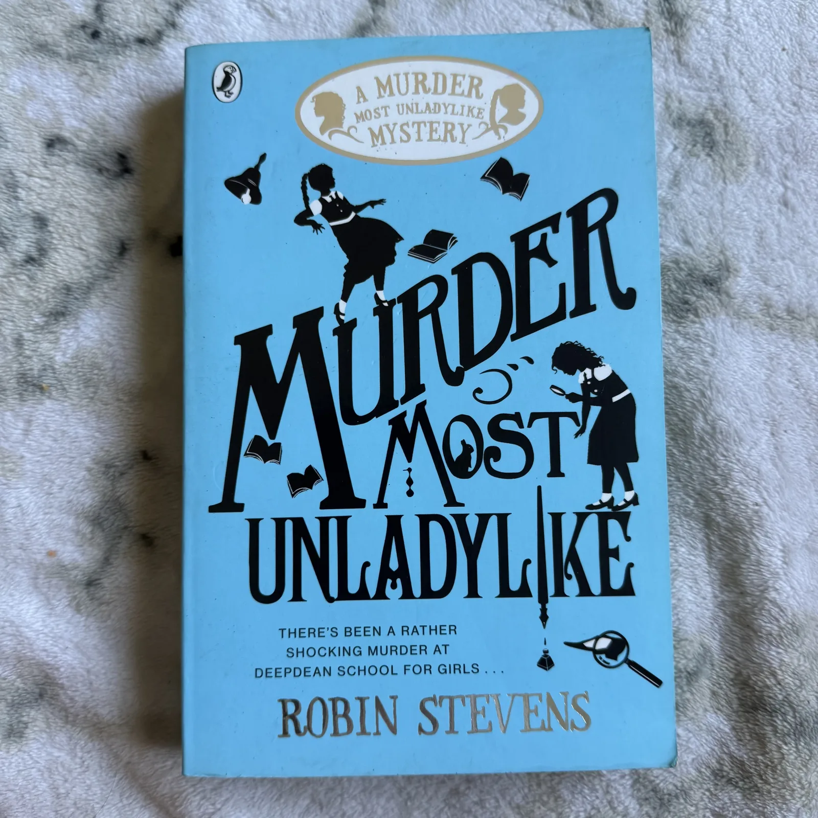 Murder Most Unladylike (перша книга з відомої серії «A Murder Most Unladylike Mystery»), фото 1