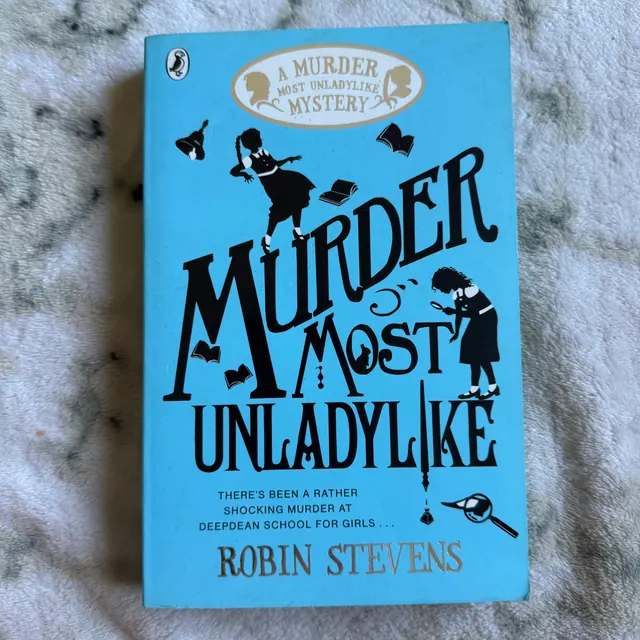 Murder Most Unladylike (перша книга з відомої серії «A Murder Most Unladylike Mystery»)
